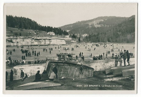 8364. Les Brenets, le Doubs en hiver, 2e quart 20e siècle [avant 1932]. La barque couchée sur le flanc est du modèle de la maquette. © Région Bourgogne-Franche-Comté, Inventaire du patrimoine