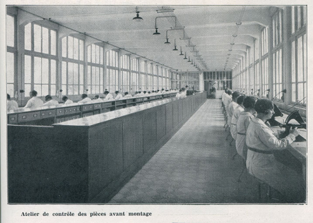 Atelier de contrôle des pièces avant montage, 1933. © Région Bourgogne-Franche-Comté, Inventaire du patrimoine