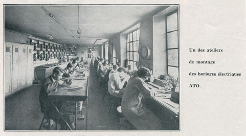 Un des ateliers de montage des horloges électriques Ato, 1933. © Région Bourgogne-Franche-Comté, Inventaire du patrimoine