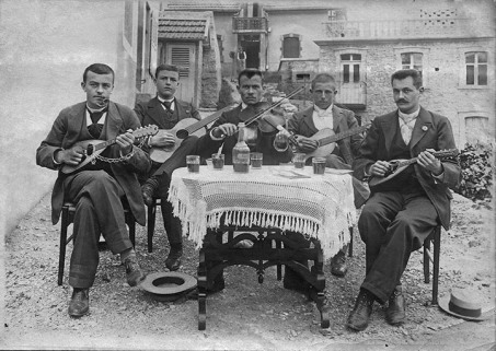 [Musiciens en avant de la première usine Magister, rue du Doubs], vers 1905. Camille Joriot est à droite.  © Région Bourgogne-Franche-Comté, Inventaire du patrimoine