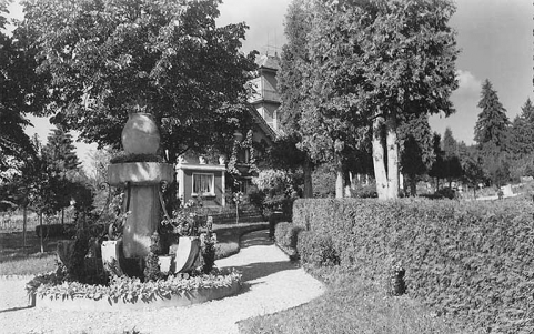 [Le parc et la maison], décennie 1950 [1957 ?].  © Région Bourgogne-Franche-Comté, Inventaire du patrimoine