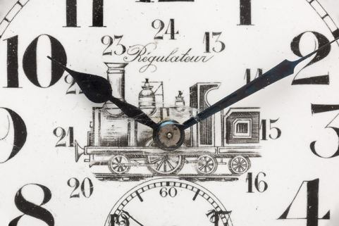 Cadran : inscriptions et locomotive. © Région Bourgogne-Franche-Comté, Inventaire du patrimoine