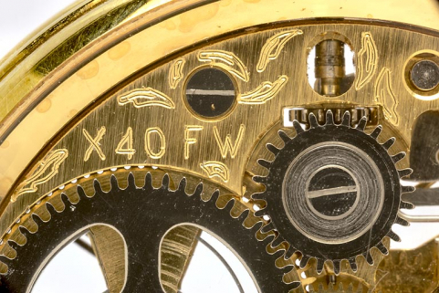 Face inférieure : numéro du calibre et initiales du fabricant. © Région Bourgogne-Franche-Comté, Inventaire du patrimoine