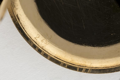 Inscription de rhabillage manuscrite gravée dans le fond et marques d'appariements sur la tranche. © Région Bourgogne-Franche-Comté, Inventaire du patrimoine