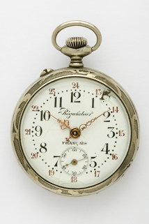 Montre de gousset mécanique de la marque Régulateur français (entre 1922 et 1928), de la société Victor Anguenot et Cie (au 7 rue du Lac et au 2 rue de la Perrière). © Région Bourgogne-Franche-Comté, Inventaire du patrimoine Montre de gousset mécanique de la marque Régulateur français (entre 1922 et 1928), de la société Victor Anguenot et Cie (au 7 rue du Lac et au 2 rue de la Perrière). © Région Bourgogne-Franche-Comté, Inventaire du patrimoine