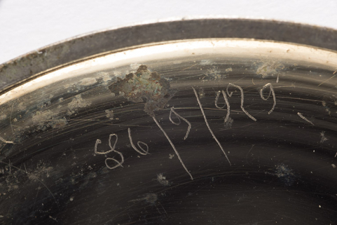 Inscription de rhabillage manuscrite gravée dans le fond. © Région Bourgogne-Franche-Comté, Inventaire du patrimoine Inscription de rhabillage manuscrite gravée dans le fond. © Région Bourgogne-Franche-Comté, Inventaire du patrimoine