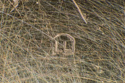 Poinçon d'origine étrangère (lettres LL), gravé dans le fond. © Région Bourgogne-Franche-Comté, Inventaire du patrimoine