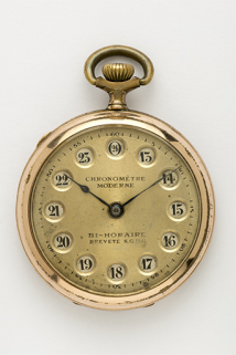 Face supérieure, avec affichage des heures de 13 à 24. © Région Bourgogne-Franche-Comté, Inventaire du patrimoine