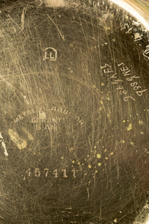 Inscriptions (manuscrites ou non) gravées dans le fond. © Région Bourgogne-Franche-Comté, Inventaire du patrimoine