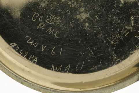 1ère montre : inscriptions de rhabillage manuscrites gravées dans le fond. © Région Bourgogne-Franche-Comté, Inventaire du patrimoine