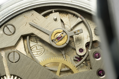 2e montre, mouvement Parrenin HP 40 : logotype et numéro de modèle gravés près du pont de balancier. © Région Bourgogne-Franche-Comté, Inventaire du patrimoine