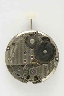 Mouvement de montre mécanique France Ebauches FE 140-C (côté ponts). © Région Bourgogne-Franche-Comté, Inventaire du patrimoine Mouvement de montre mécanique France Ebauches FE 140-C (côté ponts). © Région Bourgogne-Franche-Comté, Inventaire du patrimoine