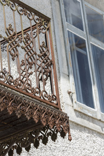 Façade antérieure : ferronnerie du balcon au premier étage. © Région Bourgogne-Franche-Comté, Inventaire du patrimoine Façade antérieure : ferronnerie du balcon au premier étage. © Région Bourgogne-Franche-Comté, Inventaire du patrimoine