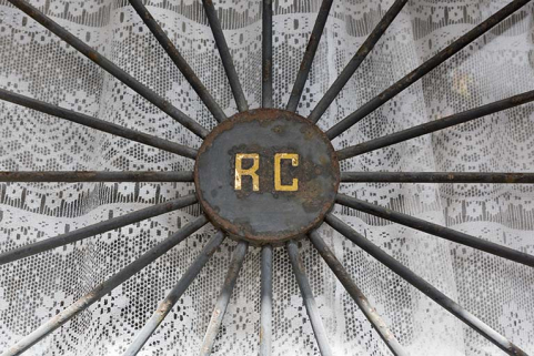 Façade postérieure (rue du Maréchal Foch) : initiales sur la grille de la porte d'entrée. © Région Bourgogne-Franche-Comté, Inventaire du patrimoine Façade postérieure (rue du Maréchal Foch) : initiales sur la grille de la porte d'entrée. © Région Bourgogne-Franche-Comté, Inventaire du patrimoine
