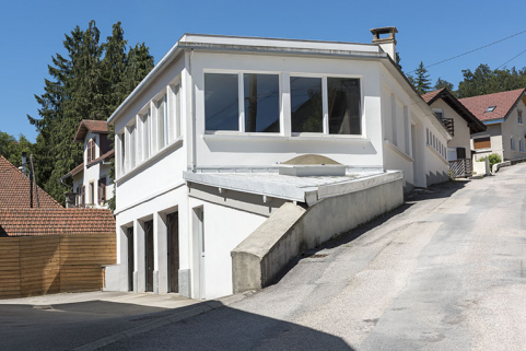 Garages et anciens bureau et atelier de l'outillage au carbure, au nord. © Région Bourgogne-Franche-Comté, Inventaire du patrimoine Garages et anciens bureau et atelier de l'outillage au carbure, au nord. © Région Bourgogne-Franche-Comté, Inventaire du patrimoine