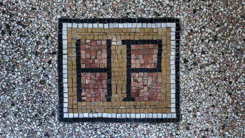 Maison : mosaïque au sol dans le hall d'entrée (avec les initiales d'Hippolyte Parrenin). © Région Bourgogne-Franche-Comté, Inventaire du patrimoine Maison : mosaïque au sol dans le hall d'entrée (avec les initiales d'Hippolyte Parrenin). © Région Bourgogne-Franche-Comté, Inventaire du patrimoine