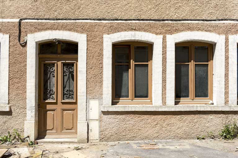 Façade postérieure : porte et fenêtres multiples. © Région Bourgogne-Franche-Comté, Inventaire du patrimoine Façade postérieure : porte et fenêtres multiples. © Région Bourgogne-Franche-Comté, Inventaire du patrimoine