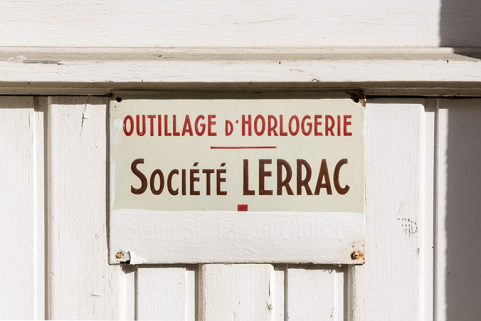 Façade antérieure : enseigne sur la porte. © Région Bourgogne-Franche-Comté, Inventaire du patrimoine