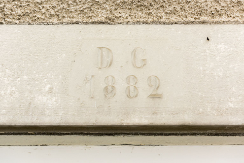 Fenêtre (ancienne porte) : date portée sur le linteau avec les initiales DG. © Région Bourgogne-Franche-Comté, Inventaire du patrimoine Fenêtre (ancienne porte) : date portée sur le linteau avec les initiales DG. © Région Bourgogne-Franche-Comté, Inventaire du patrimoine