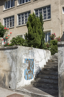 Façade sud : escalier donnant sur la Grande Rue. Sur le mur sont peintes les armoiries de la Franche-Comté, accompagnées de la date du rattachement de cette région à la France. © Région Bourgogne-Franche-Comté, Inventaire du patrimoine
