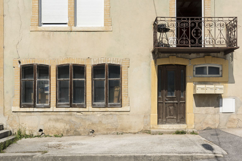 Façade antérieure : fenêtres multiples à l'étage de soubassement. © Région Bourgogne-Franche-Comté, Inventaire du patrimoine Façade antérieure : fenêtres multiples à l'étage de soubassement. © Région Bourgogne-Franche-Comté, Inventaire du patrimoine