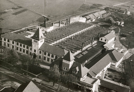 Vue aérienne de l'usine Dubied, Stainacre phot., carte postale, s.d. [milieu 20e siècle]. © Région Bourgogne-Franche-Comté, Inventaire du patrimoine