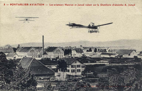 Pontarlier-Aviation - Les aviateurs Hanriot et Junod volant sur la Distillerie d'absinthe A. Junod, carte postale, s.d. [début 20e siècle]. © Région Bourgogne-Franche-Comté, Inventaire du patrimoine