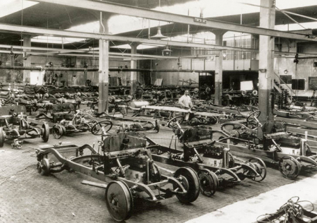 Atelier de montage. Châssis de véhicules, phot. Stainacre, s.d. [début 20e siècle]. © Région Bourgogne-Franche-Comté, Inventaire du patrimoine
