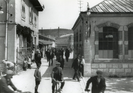 Sortie d'usine, phot. Stainacre, s.d. [début 20e siècle]. © Région Bourgogne-Franche-Comté, Inventaire du patrimoine
