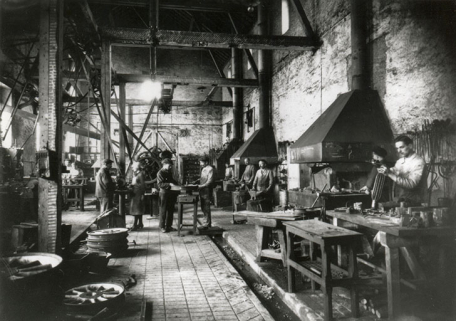 Atelier de forge (montage des moyeux ?), phot. Stainacre, s.d. [début 20e siècle]. © Région Bourgogne-Franche-Comté, Inventaire du patrimoine