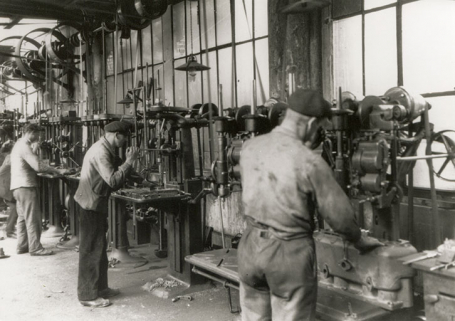 Atelier de perçage, phot. Stainacre, s.d. [début 20e siècle]. © Région Bourgogne-Franche-Comté, Inventaire du patrimoine