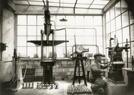 Laboratoire de métrologie (contrôle des pièces), phot. Stainacre, s.d. [début 20e siècle]. © Région Bourgogne-Franche-Comté, Inventaire du patrimoine