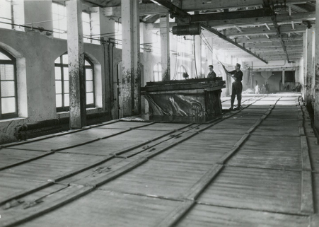 Salle des bains (bac de trempe des peaux), photogr., s.d. [vers 1950]. © Région Bourgogne-Franche-Comté, Inventaire du patrimoine