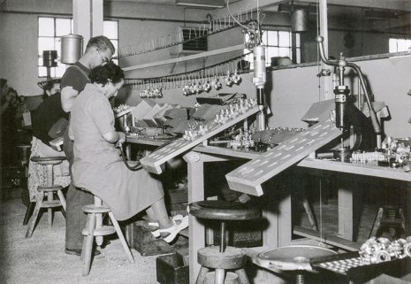 Atelier de montage des carburateurs, s.d. [années 1950]. © Région Bourgogne-Franche-Comté, Inventaire du patrimoine