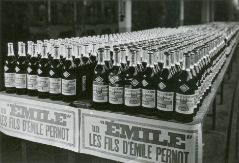 Présentation de bouteilles d'apéritif anisé "Un Emile", photogr., s.d. [milieu 20e siècle]. © Région Bourgogne-Franche-Comté, Inventaire du patrimoine