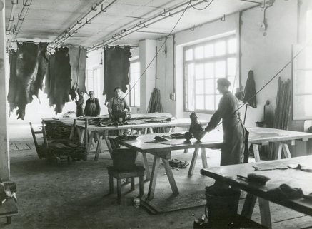 Atelier d'échantillonnage, photogr., s.d. [vers 1950]. © Région Bourgogne-Franche-Comté, Inventaire du patrimoine