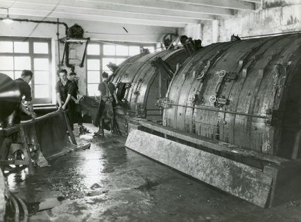 Tannage en tonneaux, photogr., s.d. [vers 1950]. © Région Bourgogne-Franche-Comté, Inventaire du patrimoine