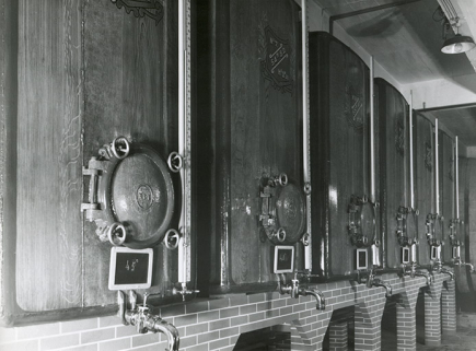 Cuves de stockage de l'apéritif anisé, photogr., s.d. [milieu 20e siècle]. © Région Bourgogne-Franche-Comté, Inventaire du patrimoine