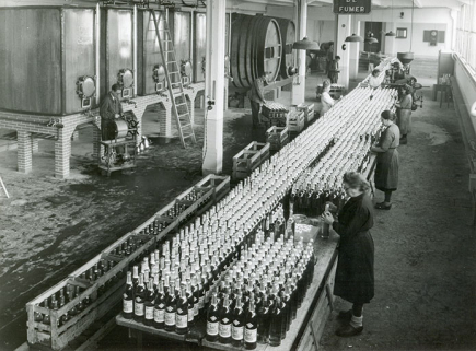 Vue plongeante dans un chai, photogr., s.d. [milieu 20e siècle]. © Région Bourgogne-Franche-Comté, Inventaire du patrimoine