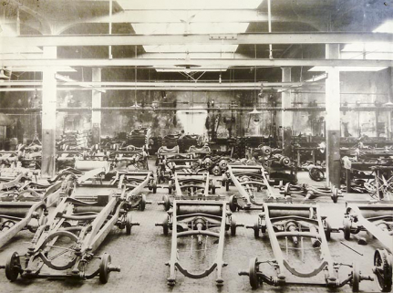 Châssis en cours de montage, phot. Stainacre, s.d. [début 20e siècle]. © Région Bourgogne-Franche-Comté, Inventaire du patrimoine