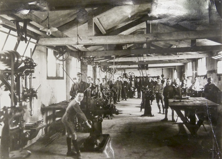 Ecole d'apprentissage, phot. Stainacre (?), s.d. [début 20e siècle]. © Région Bourgogne-Franche-Comté, Inventaire du patrimoine