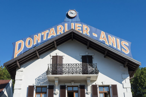 Pignon du bâtiment ouest, et l'enseigne de son produit phare. © Région Bourgogne-Franche-Comté, Inventaire du patrimoine