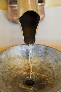 Bec verseur du réfrigérant et réception dans un tonneau. © Région Bourgogne-Franche-Comté, Inventaire du patrimoine