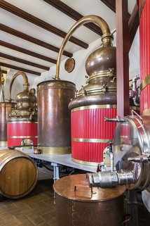 Alambics de 400 et 390 litres, provenant de l'ancienne distillerie Berthoud, à Pontarlier. © Région Bourgogne-Franche-Comté, Inventaire du patrimoine