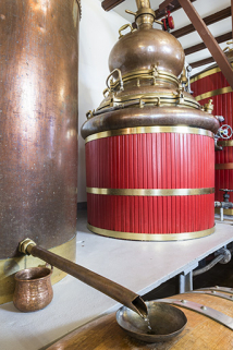Distillation en cours. Ecoulement du distillat du réfrigérant. © Région Bourgogne-Franche-Comté, Inventaire du patrimoine
