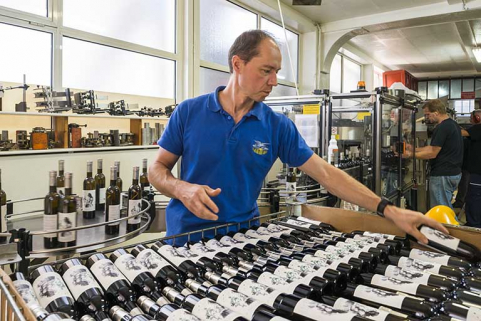 Conditionnement et rangement des bouteilles. © Région Bourgogne-Franche-Comté, Inventaire du patrimoine