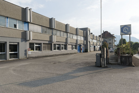 Entrée des véhicules sur la rue des Clos Rondot et façade des ateliers de 1988 et 1970 © Région Bourgogne-Franche-Comté, Inventaire du patrimoine Entrée des véhicules sur la rue des Clos Rondot et façade des ateliers de 1988 et 1970 © Région Bourgogne-Franche-Comté, Inventaire du patrimoine