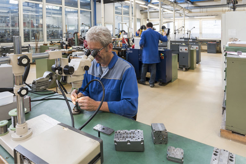 Villers-le-Lac (25), usine d'horlogerie Isa France : atelier de fabrication de l'outillage © phot. S. Dourlot / Région Bourgogne-Franche-Comté, Inventaire du patrimoine, 2016 Villers-le-Lac (25), usine d'horlogerie Isa France : atelier de fabrication de l'outillage © phot. S. Dourlot / Région Bourgogne-Franche-Comté, Inventaire du patrimoine, 2016