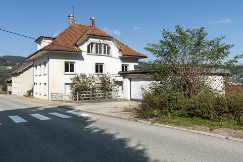 Vue d'ensemble, depuis le sud-est (façade latérale droite et garage). © Région Bourgogne-Franche-Comté, Inventaire du patrimoine Vue d'ensemble, depuis le sud-est (façade latérale droite et garage). © Région Bourgogne-Franche-Comté, Inventaire du patrimoine
