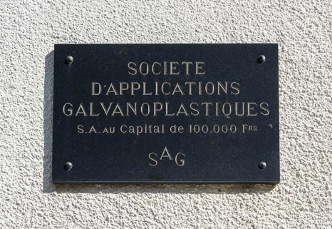 Plaque professionnelle de la Société d'Applications galvanoplastiques. © Région Bourgogne-Franche-Comté, Inventaire du patrimoine Plaque professionnelle de la Société d'Applications galvanoplastiques. © Région Bourgogne-Franche-Comté, Inventaire du patrimoine